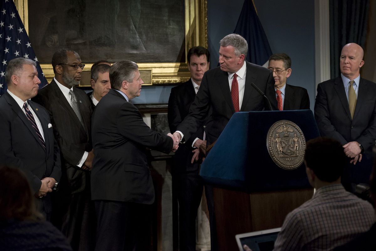 Mayor Bill de Blasio and Patrolmen’s Benevolent Association (PBA) President Patrick Lynch announce a tentative contract agreement covering 23,810 NYPD employees. Blue Room, City Hall. Tuesday, January 31, 2017.